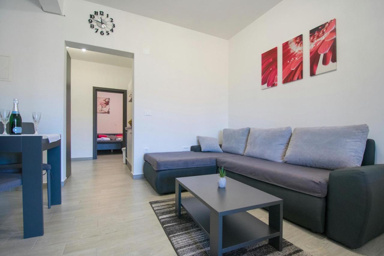 Apartments Mladenka มาลินสกา ภายนอก รูปภาพ
