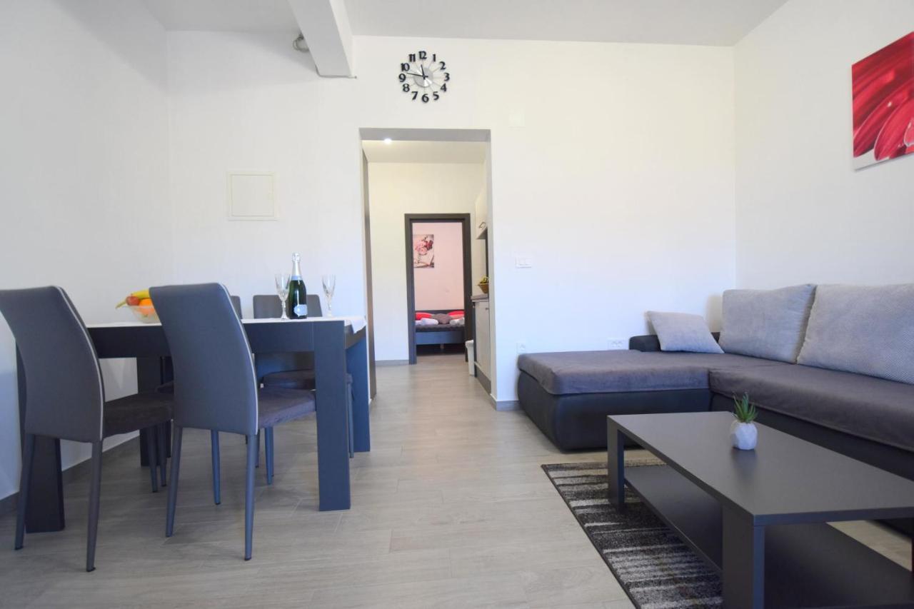 Apartments Mladenka มาลินสกา ภายนอก รูปภาพ