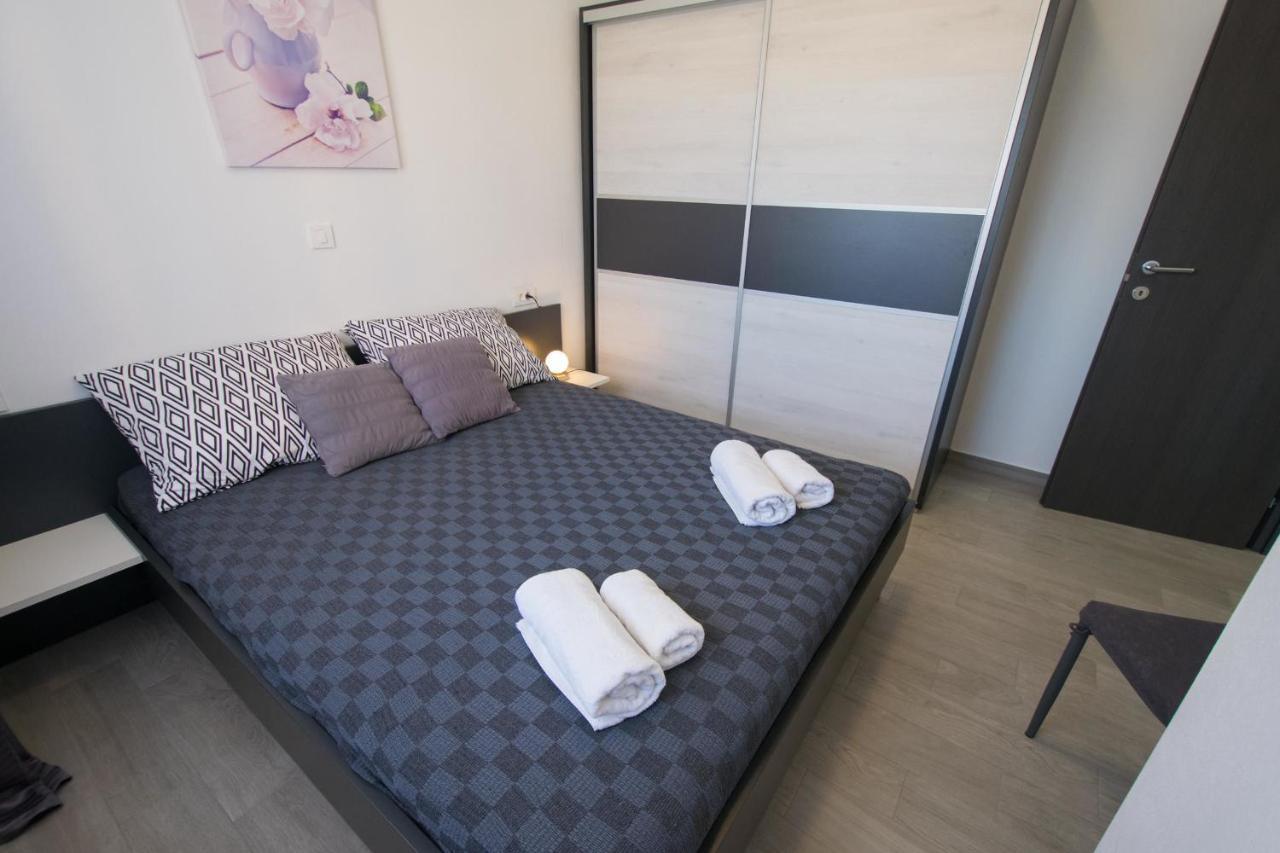 Apartments Mladenka มาลินสกา ภายนอก รูปภาพ